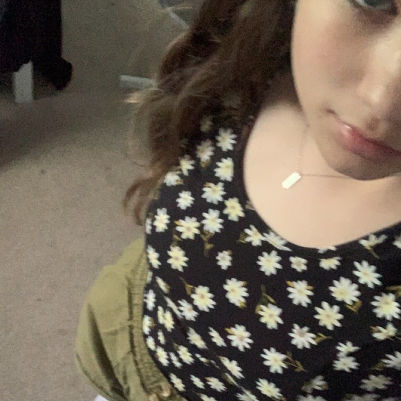 Profile Picture of Lucy Sommers (@lucy_sommers) on Poshmark