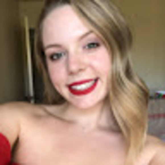 Profile Picture of Jillian Blogna (@jillianblogna) on Poshmark