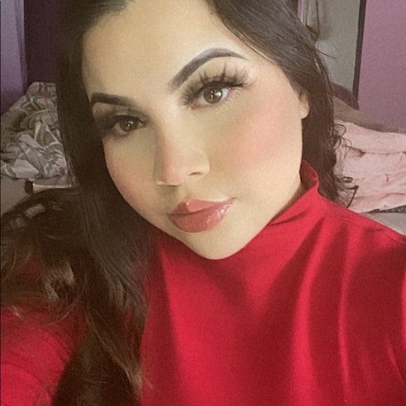 Profile Picture of Carolina Contreras (@carolinacont459) on Poshmark