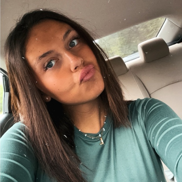 Profile Picture of Lauren Sheffield (@lsheffield2001) on Poshmark