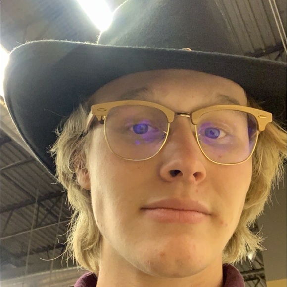 Profile Picture of Peterson Carter (@wkhigts1) on Poshmark