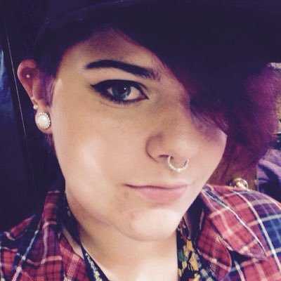 Profile Picture of April Nielsen (@BrokenVideos) on Twitter