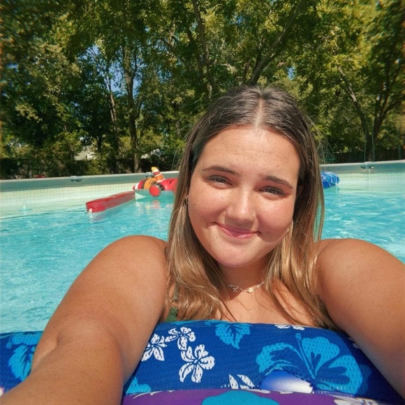 Profile Picture of Allie Hamborg (@alliehamborg) on Poshmark