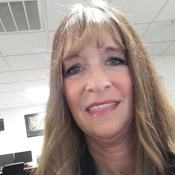 Profile Picture of Carol Ray (@carol_ray) on Poshmark