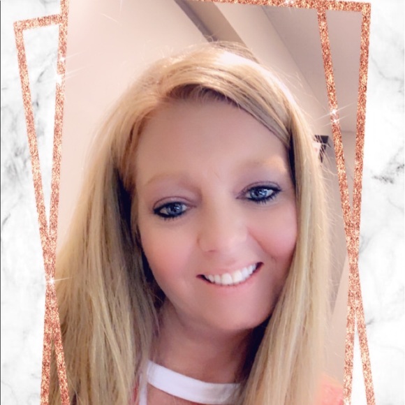 Profile Picture of Gina Hausmann (@ginahale78) on Poshmark