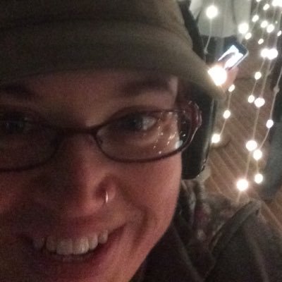 Profile Picture of Vicky Marshall (@vicsmarshall) on Twitter