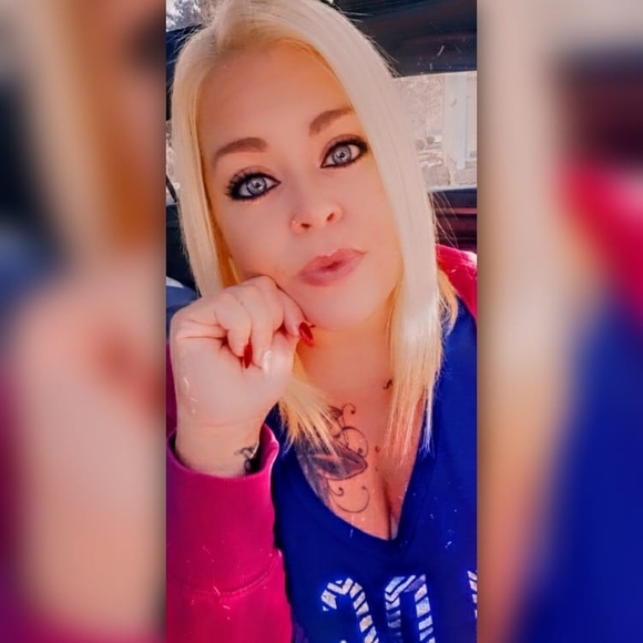 Profile Picture of Annie Shopher (@lorenanniemae) on Poshmark