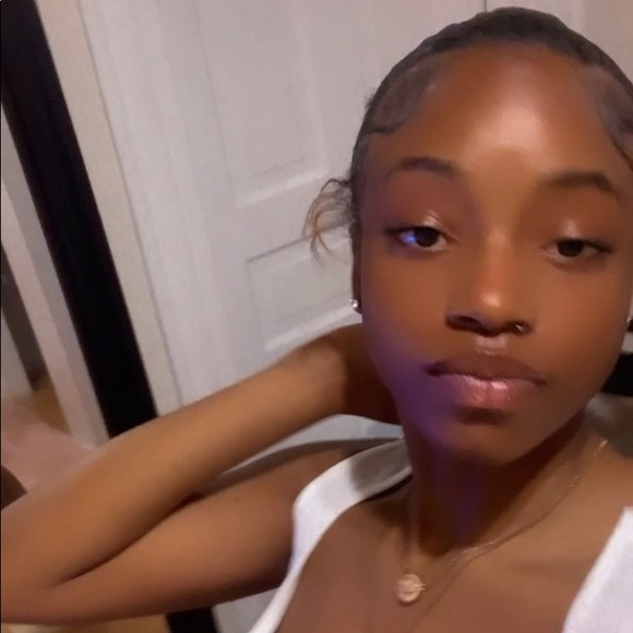 Profile Picture of Coreyanna Haywood (@coreyemoji23) on Poshmark