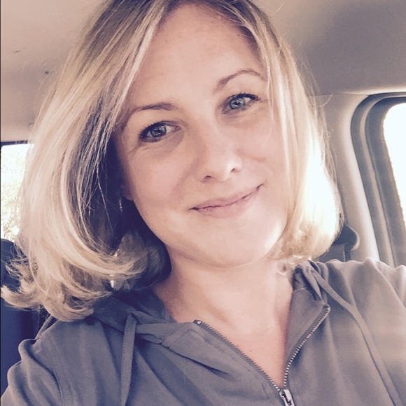 Profile Picture of Kristin Fieldhouse (@kristinfield) on Poshmark