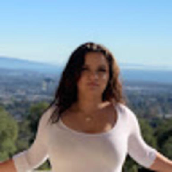 Profile Picture of Emily Shellenbarger (@winternicolove) on Poshmark