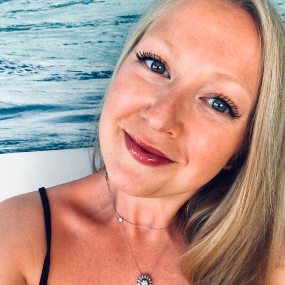 Profile Picture of Elle Fernstrom (@ellenyc17) on Poshmark