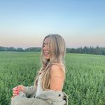 Profile Picture of Christine Lauren ☽ (@_christinelauren) on Instagram