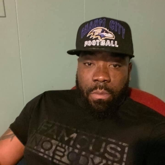 Profile Picture of Donneil Raeburn (@donneilraeburn) on Poshmark