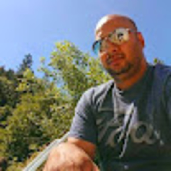 Profile Picture of Bergelio Rompon (@bergelio) on Poshmark