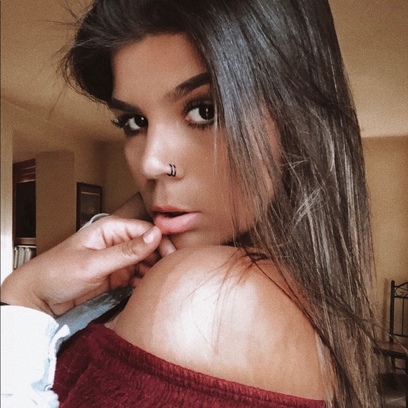 Profile Picture of Danielle Loebsack (@dloebsack) on Poshmark
