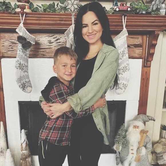 Profile Picture of Lindsey Bellelo (@lindseybellelo) on Poshmark