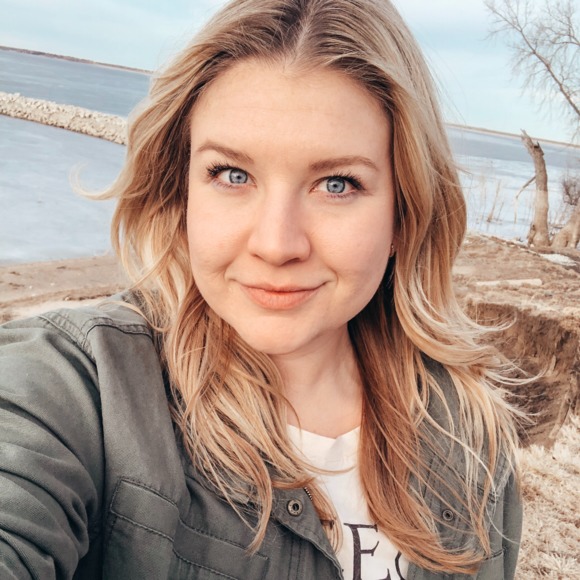 Profile Picture of Brooke Alstrom (@brooklyyy) on Poshmark
