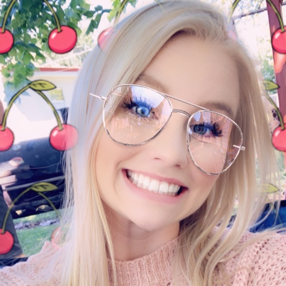 Profile Picture of Cicely Little (@cicelylittle) on Poshmark