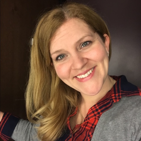 Profile Picture of Sarah Bugbee (@sjbugb) on Poshmark