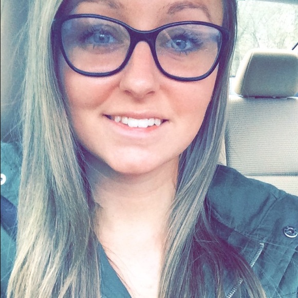 Profile Picture of Laura Swift (@ls88691) on Poshmark