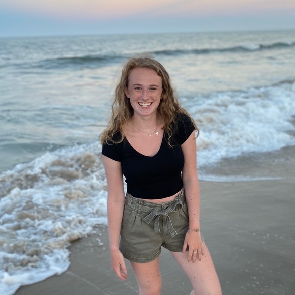 Profile Picture of Ellie Hilscher (@ellie_hilscher) on Poshmark