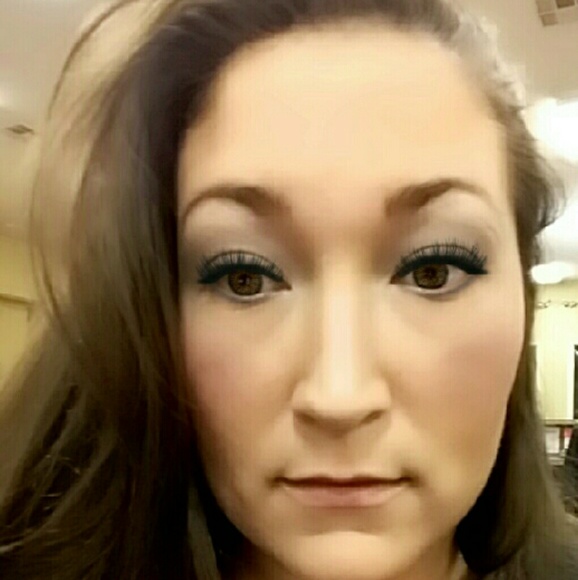 Profile Picture of Julia Hallett (@haljul2988) on Poshmark