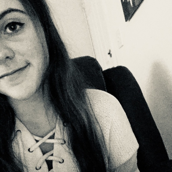 Profile Picture of Cheyenne Andrews (@candrews0499) on Poshmark