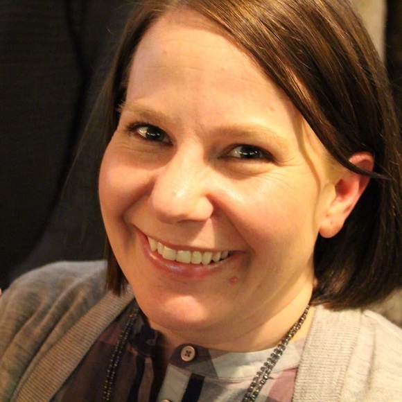 Profile Picture of Dana Delsman (@danadels) on Poshmark