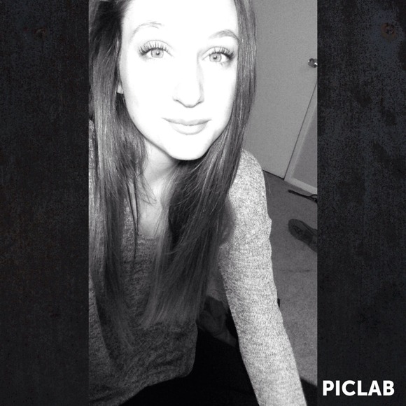 Profile Picture of Sarah Mongeon (@sarahmongeon) on Poshmark