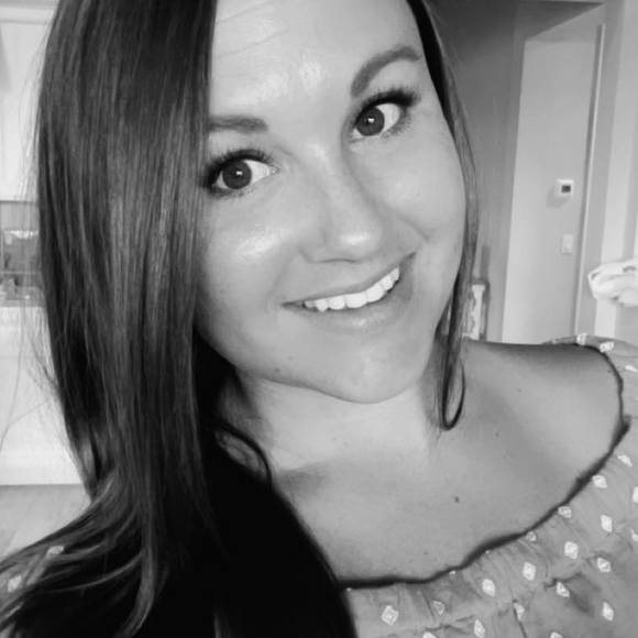 Profile Picture of Heather Neal (@hrneal13) on Poshmark