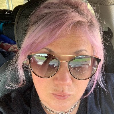 Profile Picture of Elizabeth Sue (@ElizabethCurl11) on Twitter