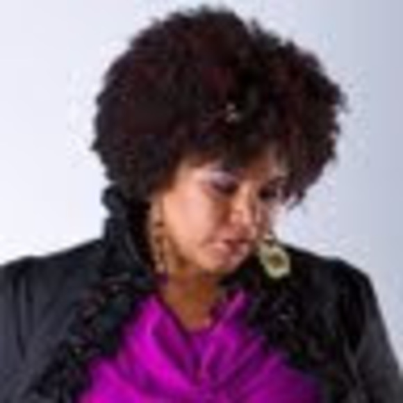 Profile Picture of Melissa Azore (@melissaazore) on Poshmark