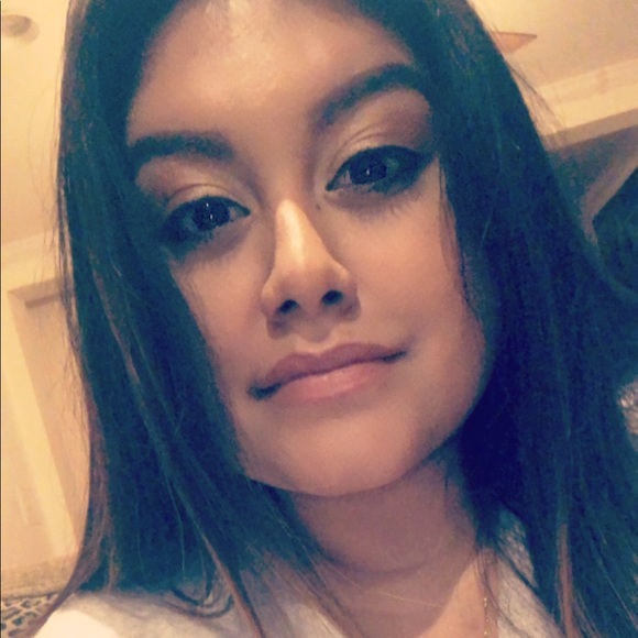 Profile Picture of Genesis Aguirre (@gen_01) on Poshmark