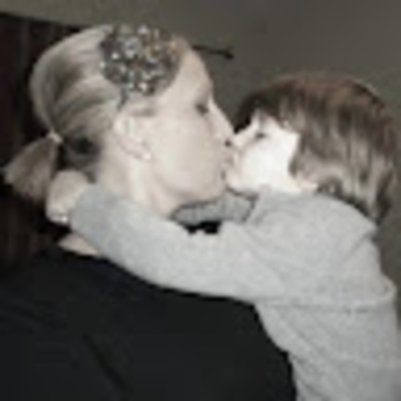 Profile Picture of Kim Helgeson (@kim081484) on Poshmark