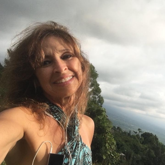 Profile Picture of Debra Pass (@debrapass) on Poshmark