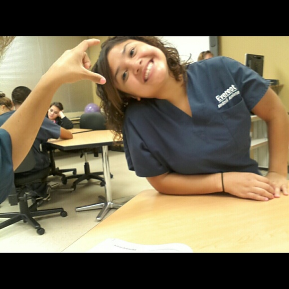 Profile Picture of Viviana Sarli (@vivianasarli) on Poshmark