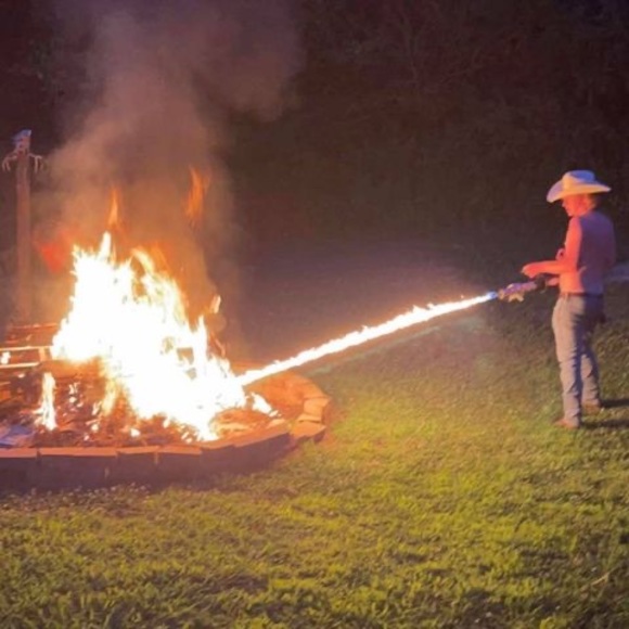 Profile Picture of Jesse Bunch (@jessebunch95) on Poshmark