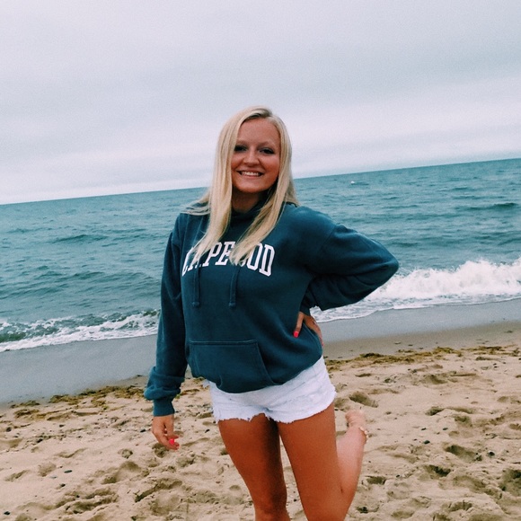 Profile Picture of Hailey Mcfall (@haileyymcfall) on Poshmark