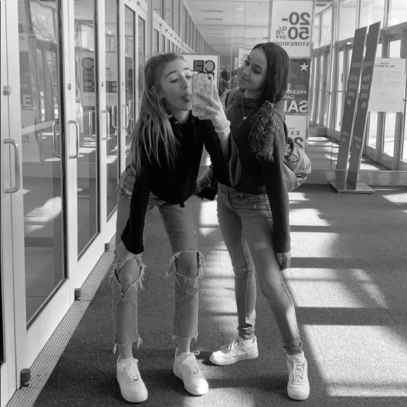 Profile Picture of Kayla Wilkes (@kaylamwilkes) on Poshmark