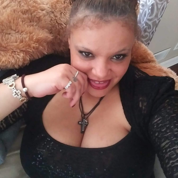 Profile Picture of Kirstie Petschen (@kirstiepetschen) on Poshmark