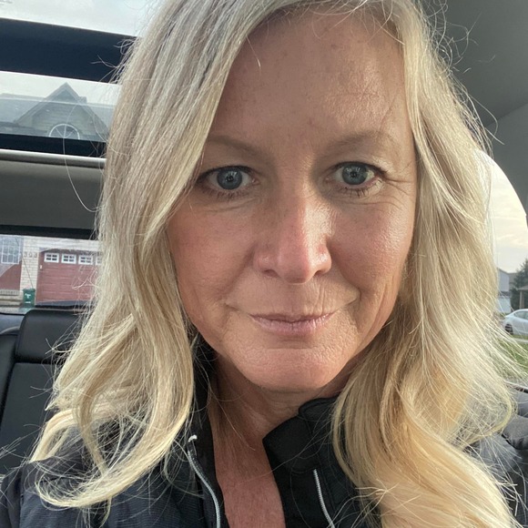 Devon Hogan - Poshmark Profile Picture of Devon Hogan (@devon_hogan) on Poshmark