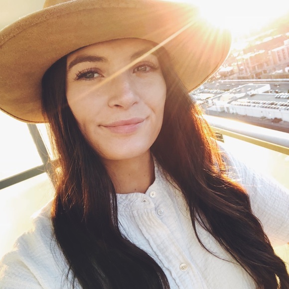 Profile Picture of Nikki Lockerby (@nlockerby) on Poshmark