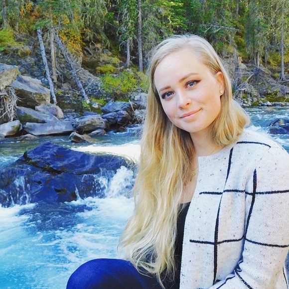 Profile Picture of Julia Gossen (@julia_gossen) on Poshmark