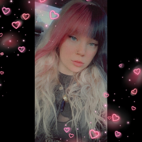 Profile Picture of Gwen Caseau (@gwencas) on Poshmark