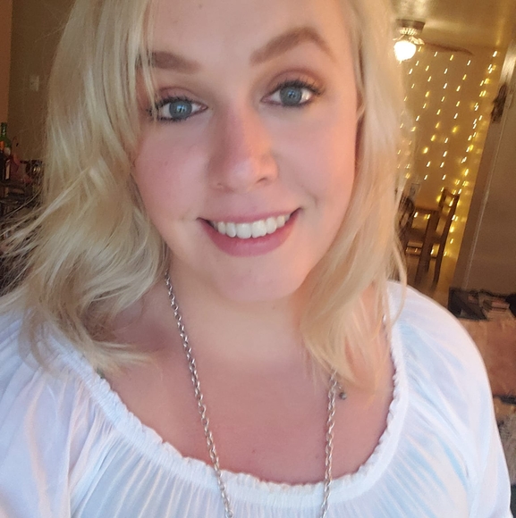 Profile Picture of Leyna Thiele (@duckie0424) on Poshmark