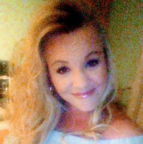 Profile Picture of Tonya Felts (@tfelts96) on Poshmark