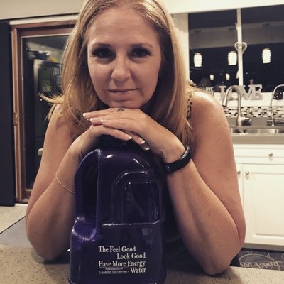 Profile Picture of Kim Ledgerwood (@DRINK2HEALTH9pH) on Twitter