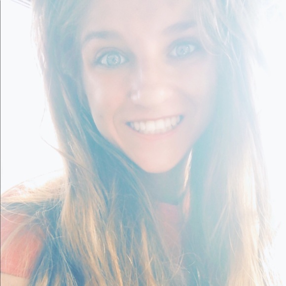 Profile Picture of Cassandra Tigue (@cassie99672) on Poshmark