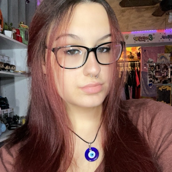 Profile Picture of Emma Crinnion (@mabez32) on Poshmark