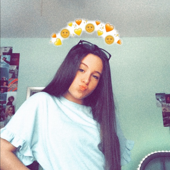 Profile Picture of Lizzy Thomas (@lizzythomas0482) on Poshmark